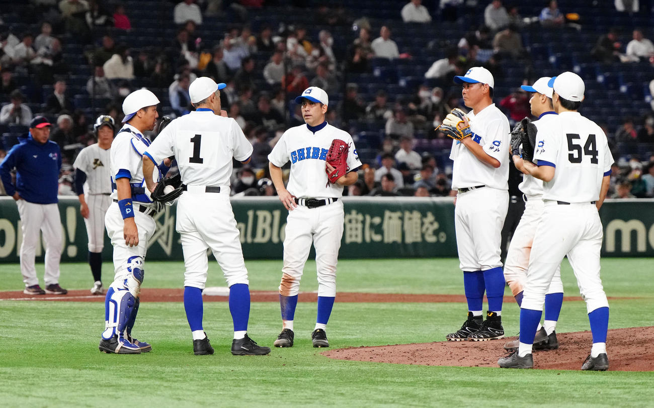イチロー選抜対高校野球女子選抜　7回表、マウンド付近に集まるイチロー選抜の選手たち（撮影・江口和貴）