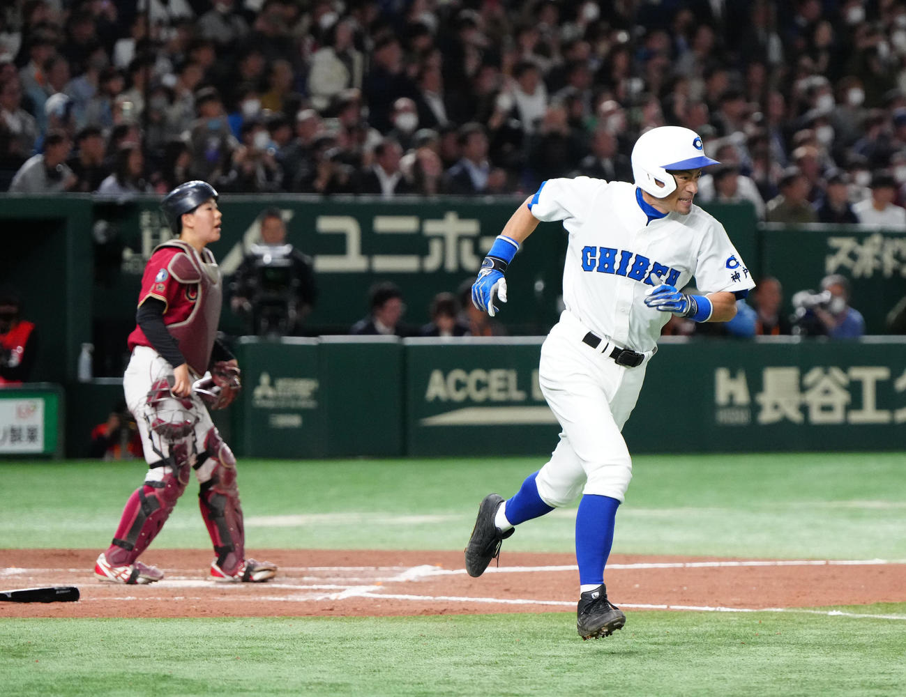 イチロー選抜対高校野球女子選抜　8回裏イチロー選抜2死一、二塁、安打を放つイチロー氏（撮影・江口和貴）