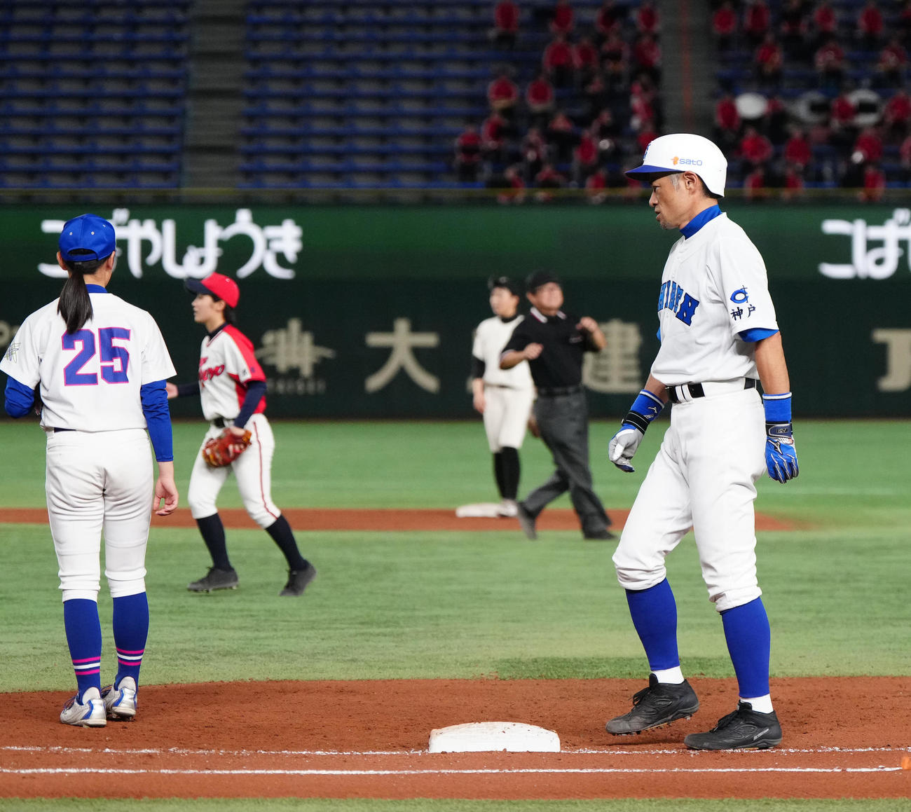 イチロー選抜対高校野球女子選抜　8回裏イチロー選抜2死一、二塁、安打を放ったイチロー氏（撮影・江口和貴）