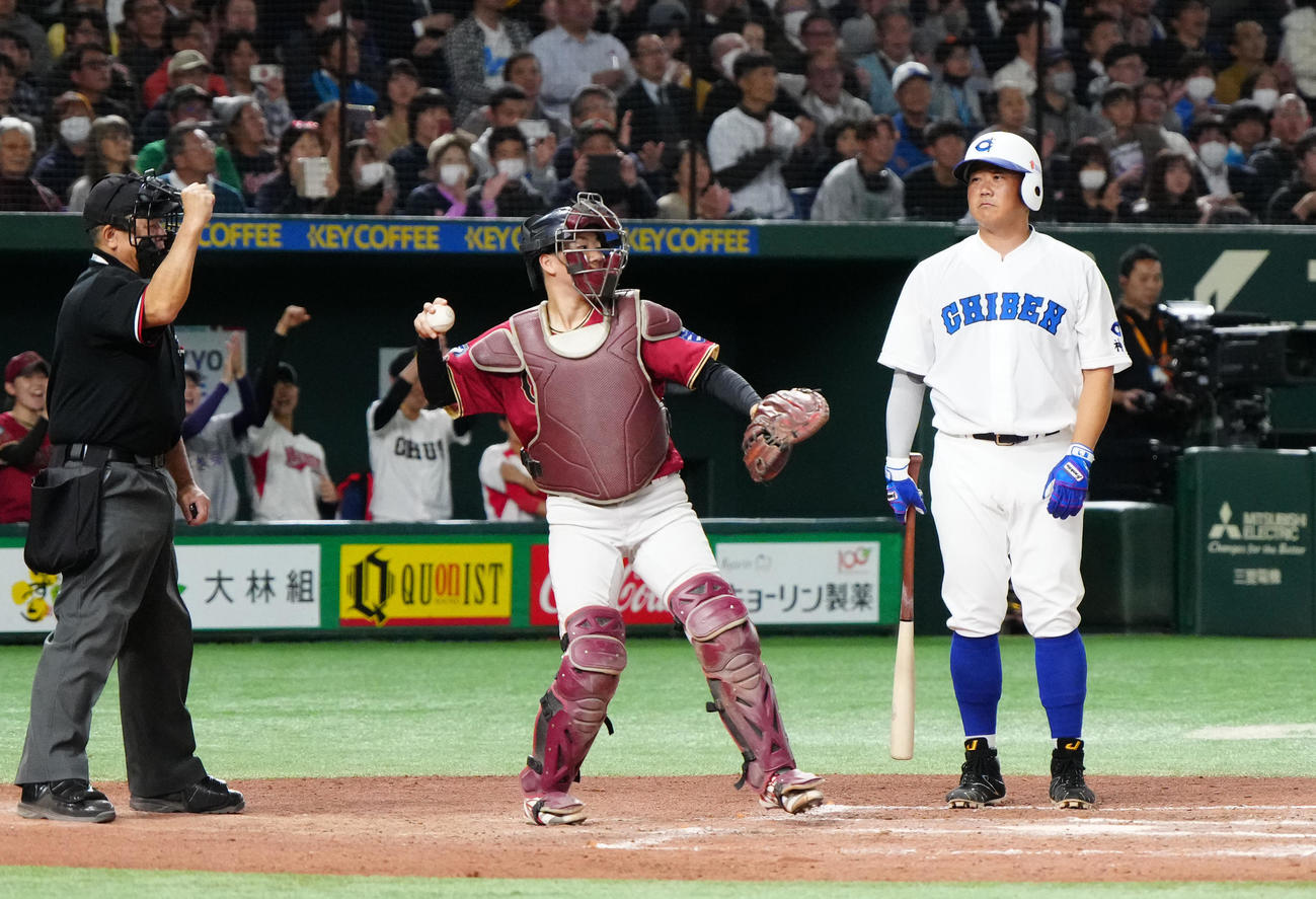 イチロー選抜対高校野球女子選抜　8回裏イチロー選抜1死、見逃しの三振に倒れた松坂氏（右）（撮影・江口和貴）