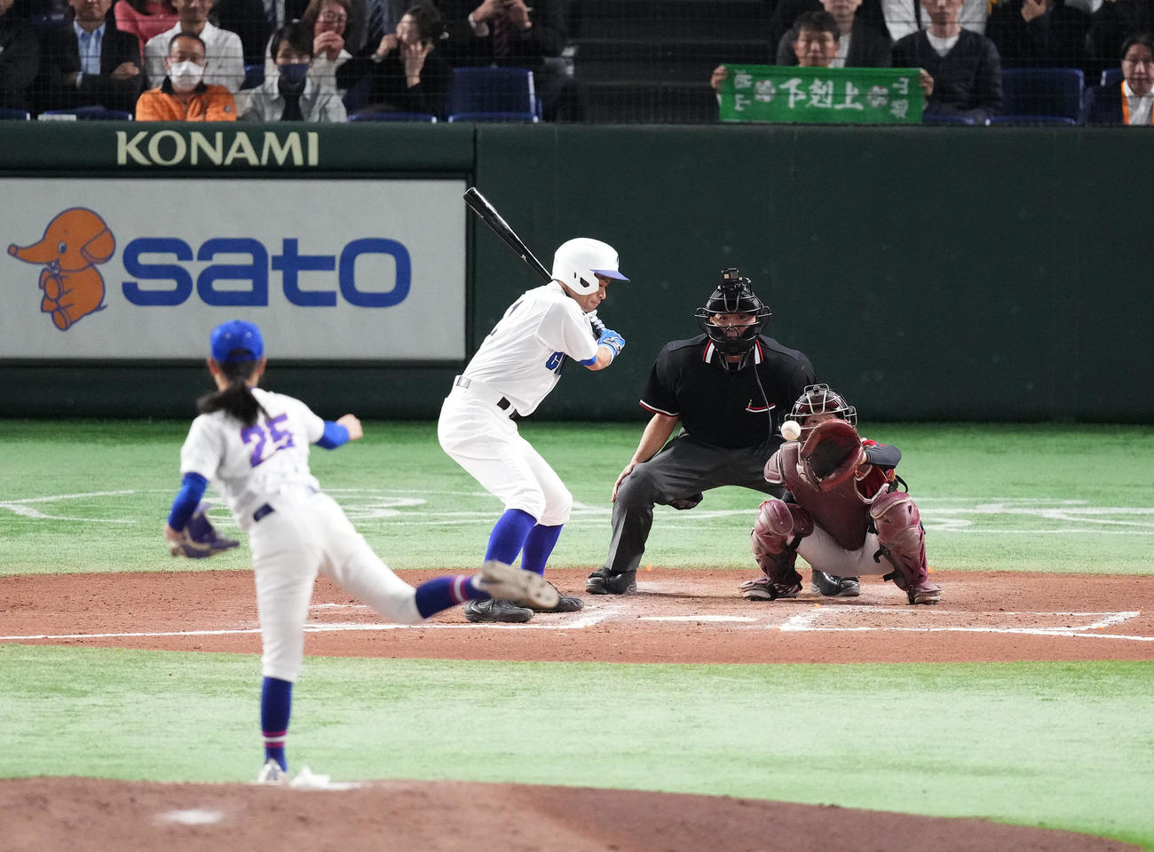 イチロー選抜対高校野球女子選抜　7回裏イチロー選抜無死一塁、見逃しの三振に倒れるイチロー氏。投手堂前（撮影・菅敏）