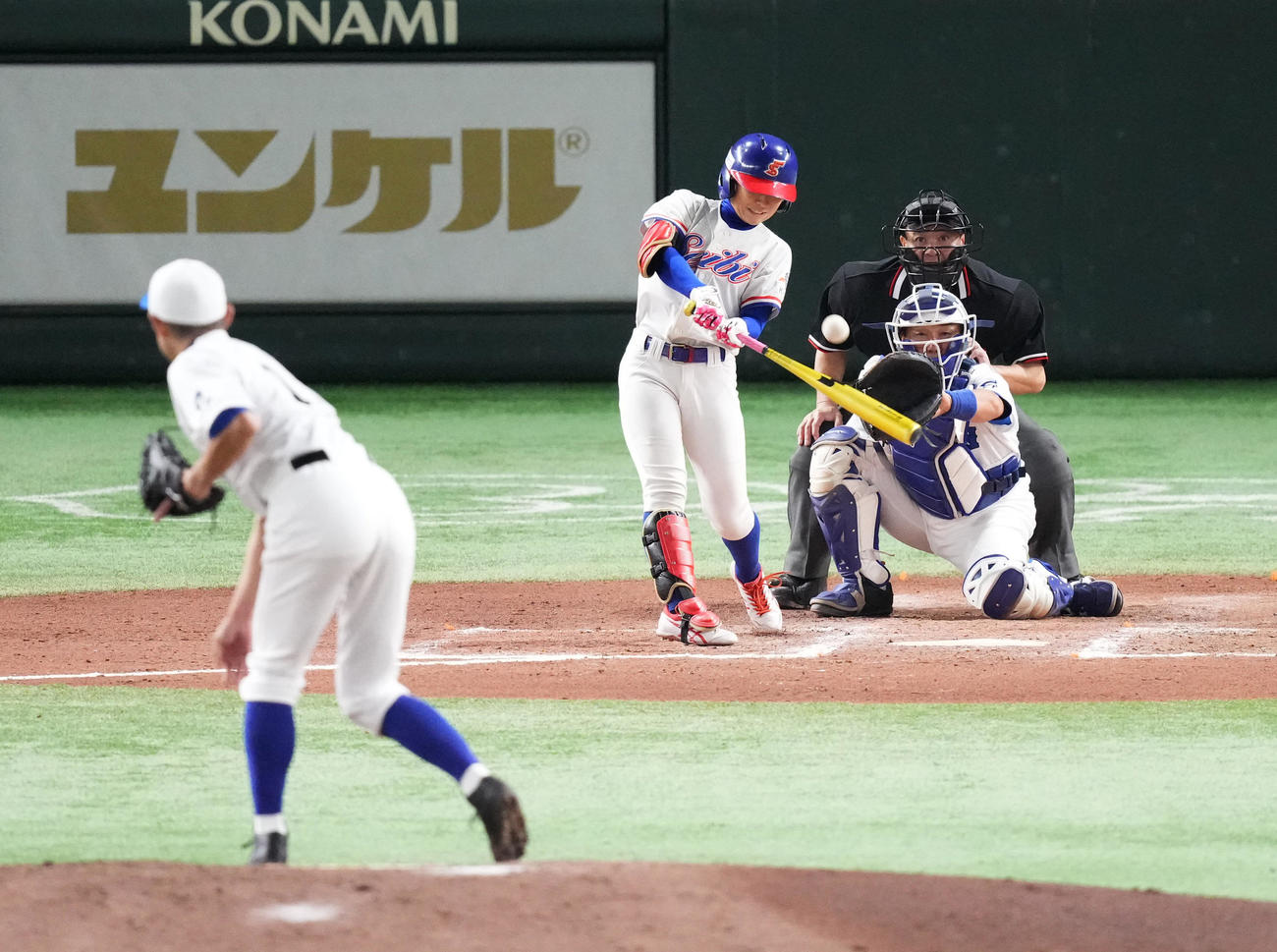 イチロー選抜対高校野球女子選抜　8回表高校野球女子選抜1死、右前打を放つ野上。投手イチロー氏（撮影・菅敏）