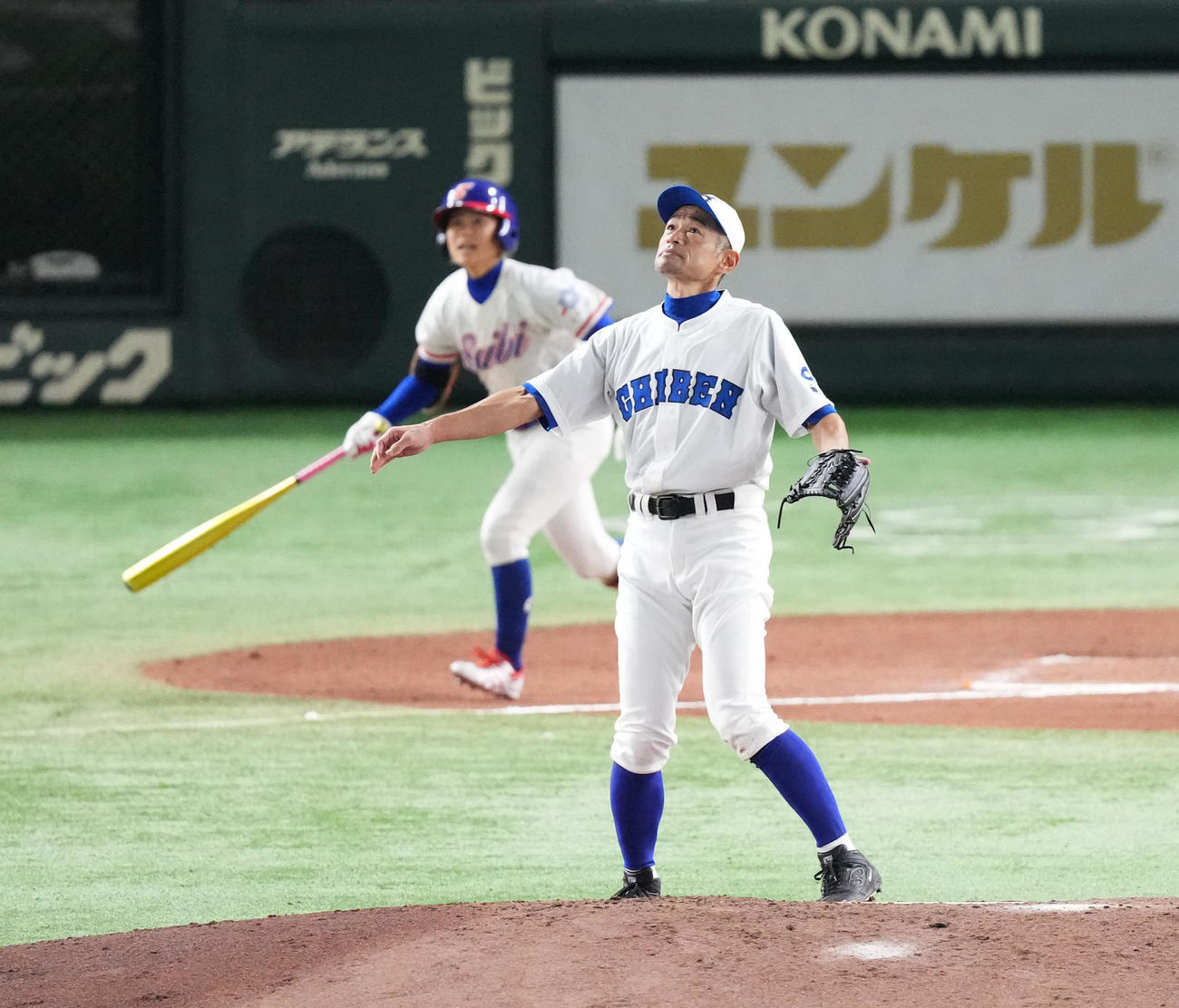 イチロー選抜対高校野球女子選抜　8回表高校野球女子選抜1死、野上（奥）に右前打を打たれるイチロー氏（撮影・菅敏）