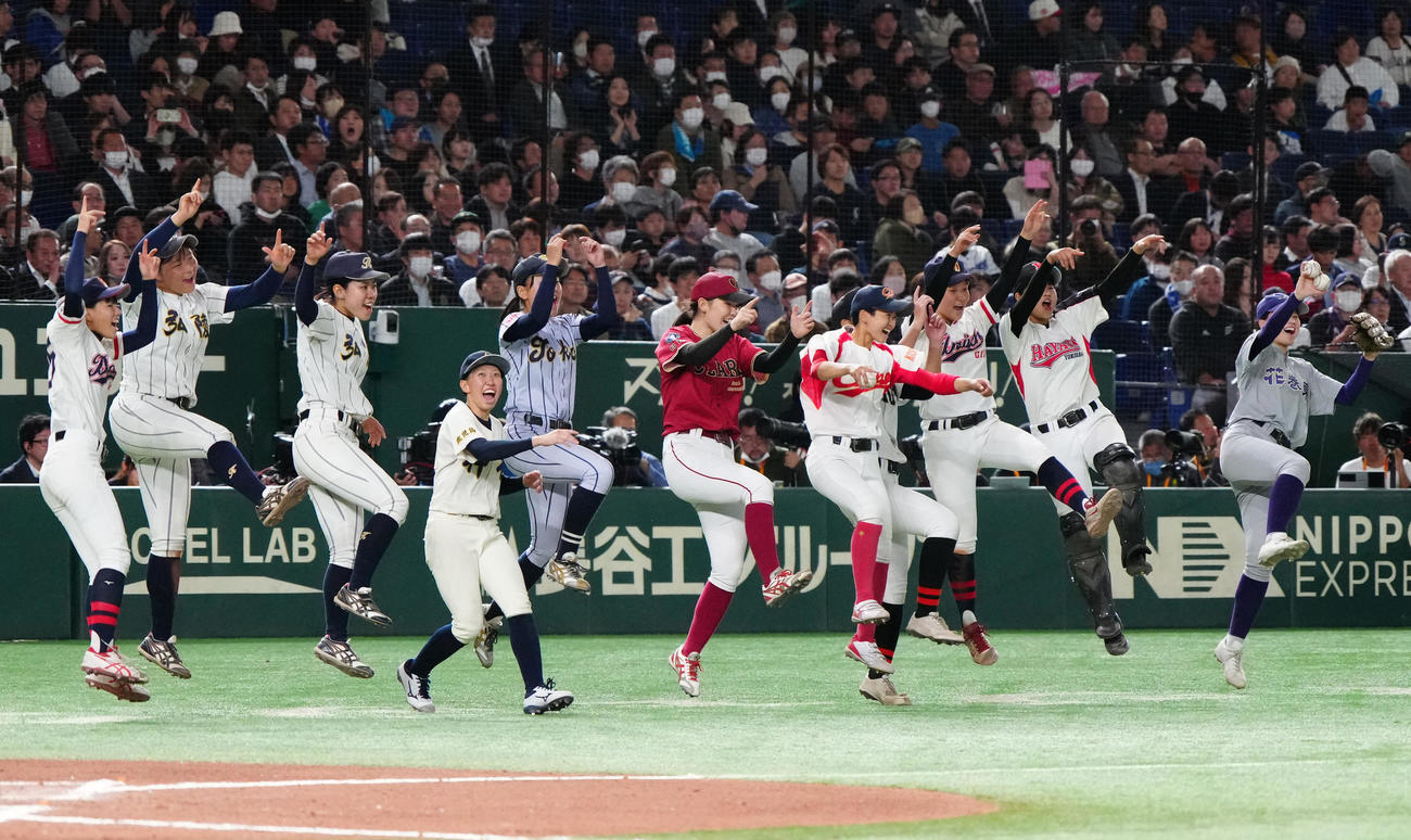 イチロー選抜対高校野球女子選抜　8回裏開始前、チームメートを盛り上げる高校野球女子選抜の選手たち（撮影・江口和貴）