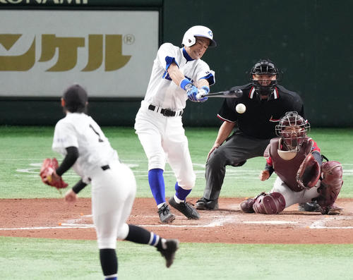 イチロー選抜対高校野球女子選抜 8回裏イチロー選抜2死一、二塁、右適時打を放つイチロー氏。投手加川(撮影・菅敏)