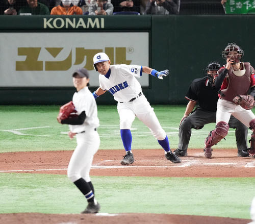 イチロー選抜対高校野球女子選抜 8回裏イチロー選抜2死一、二塁、右適時打を放ち、体勢を崩すイチロー氏。投手加川(撮影・菅敏)