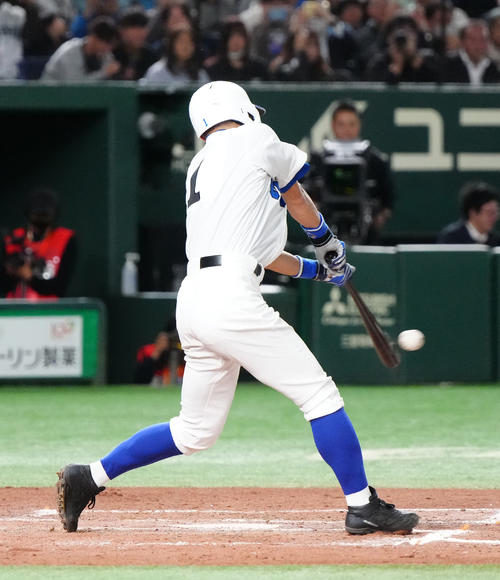 イチロー選抜対高校野球女子選抜 8回裏イチロー選抜2死一、二塁、安打を放つイチロー氏(撮影・江口和貴)