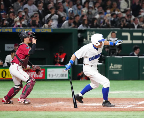 イチロー選抜対高校野球女子選抜 8回裏イチロー選抜2死一、二塁、安打を放つイチロー氏(撮影・江口和貴)