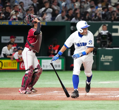イチロー選抜対高校野球女子選抜 8回裏イチロー選抜2死一、二塁、安打を放つイチロー氏(撮影・江口和貴)