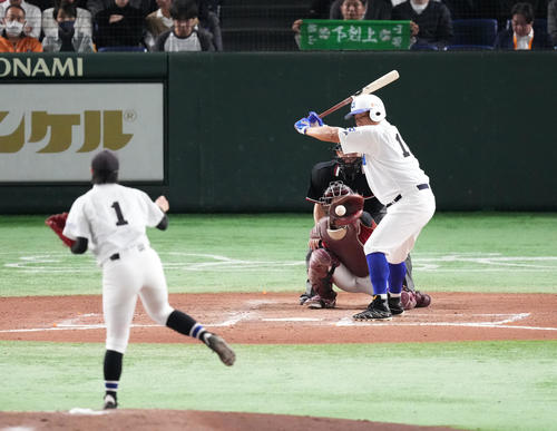 イチロー選抜対高校野球女子選抜 8回裏イチロー選抜1死、見逃しの三振に倒れる松坂氏。投手加川(撮影・菅敏)