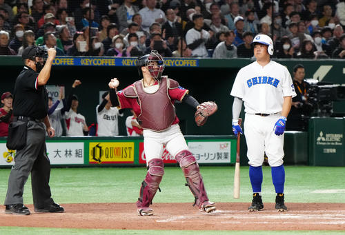 イチロー選抜対高校野球女子選抜 8回裏イチロー選抜1死、見逃しの三振に倒れた松坂氏(右)(撮影・江口和貴)