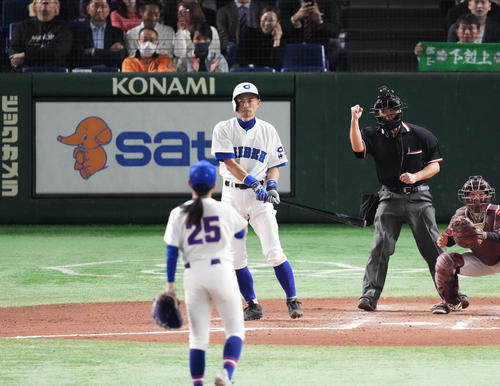 イチロー選抜対高校野球女子選抜 7回裏イチロー選抜無死一塁、見逃しの三振に倒れるイチロー氏。投手堂前(撮影・菅敏)