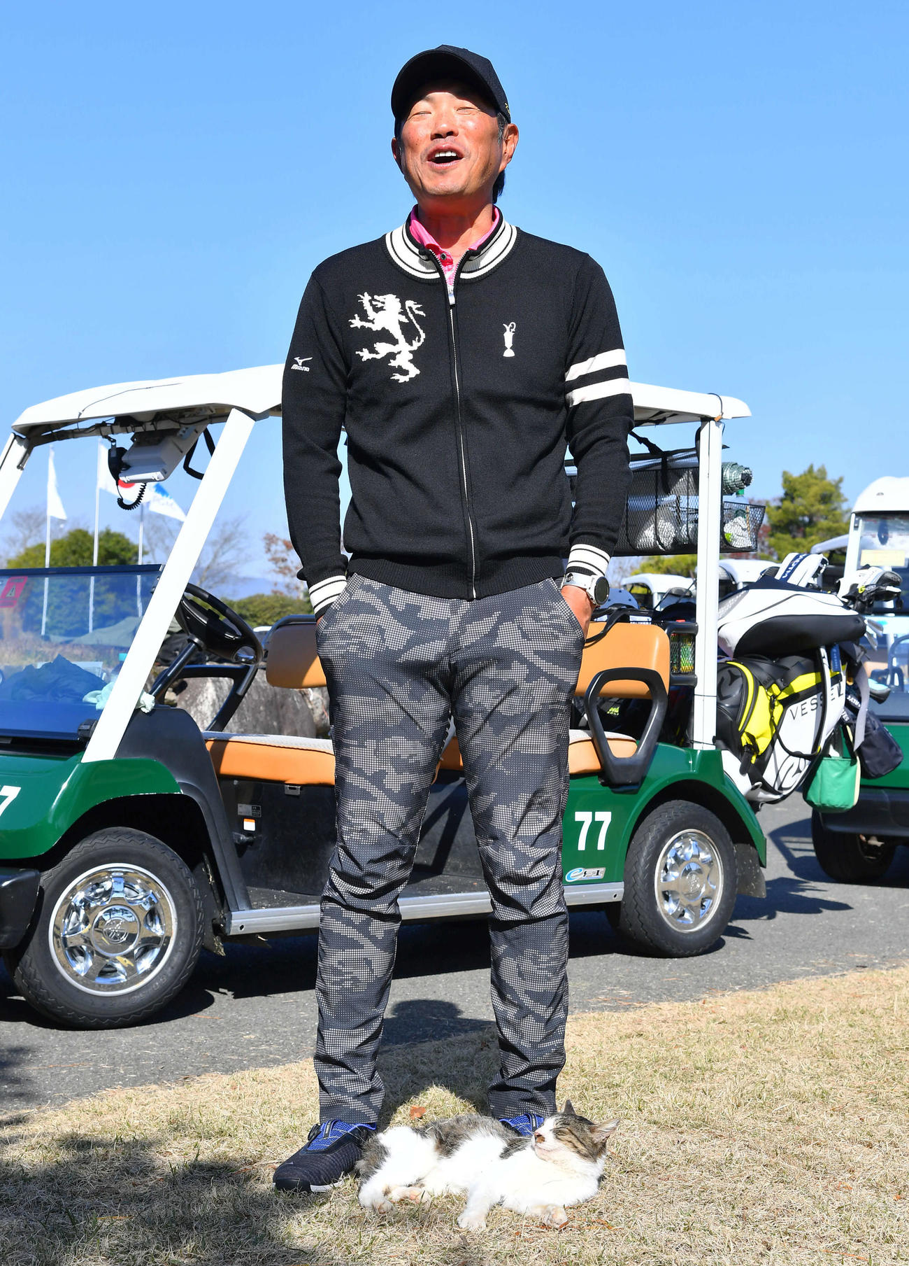 ソフトバンク小久保監督はゴルフ場にすみつく猫が足元から離れず苦笑い（撮影・岩下翔太）