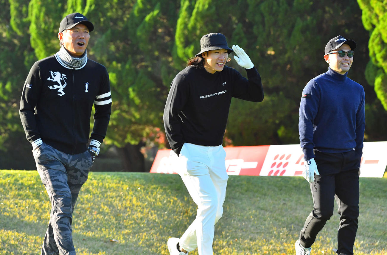 ティーショットを終えて笑顔で2打目へ向かう、左から小久保監督、柳田、中村晃（撮影・岩下翔太）