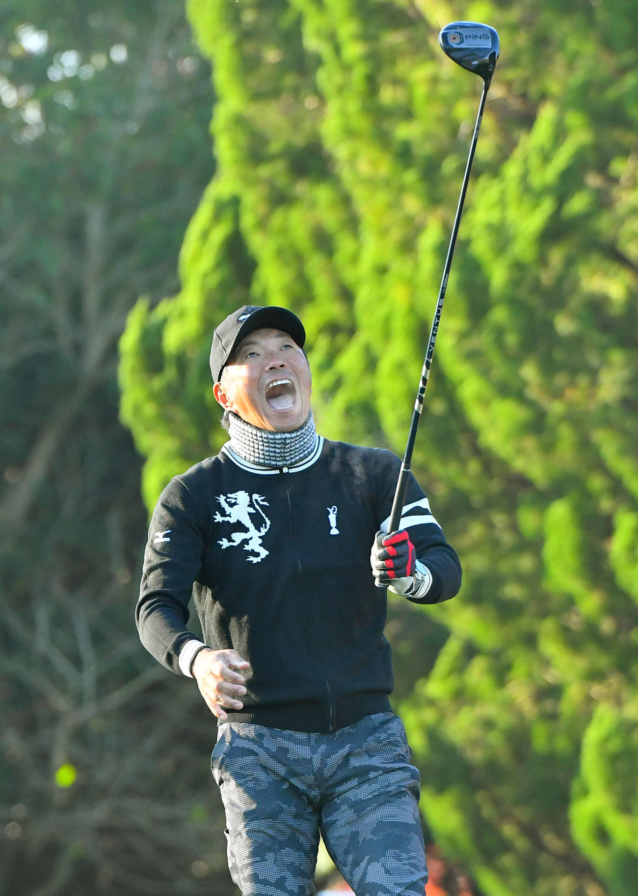 ティーショットが大きく曲がり、悲鳴を上げる小久保監督（撮影・岩下翔太）