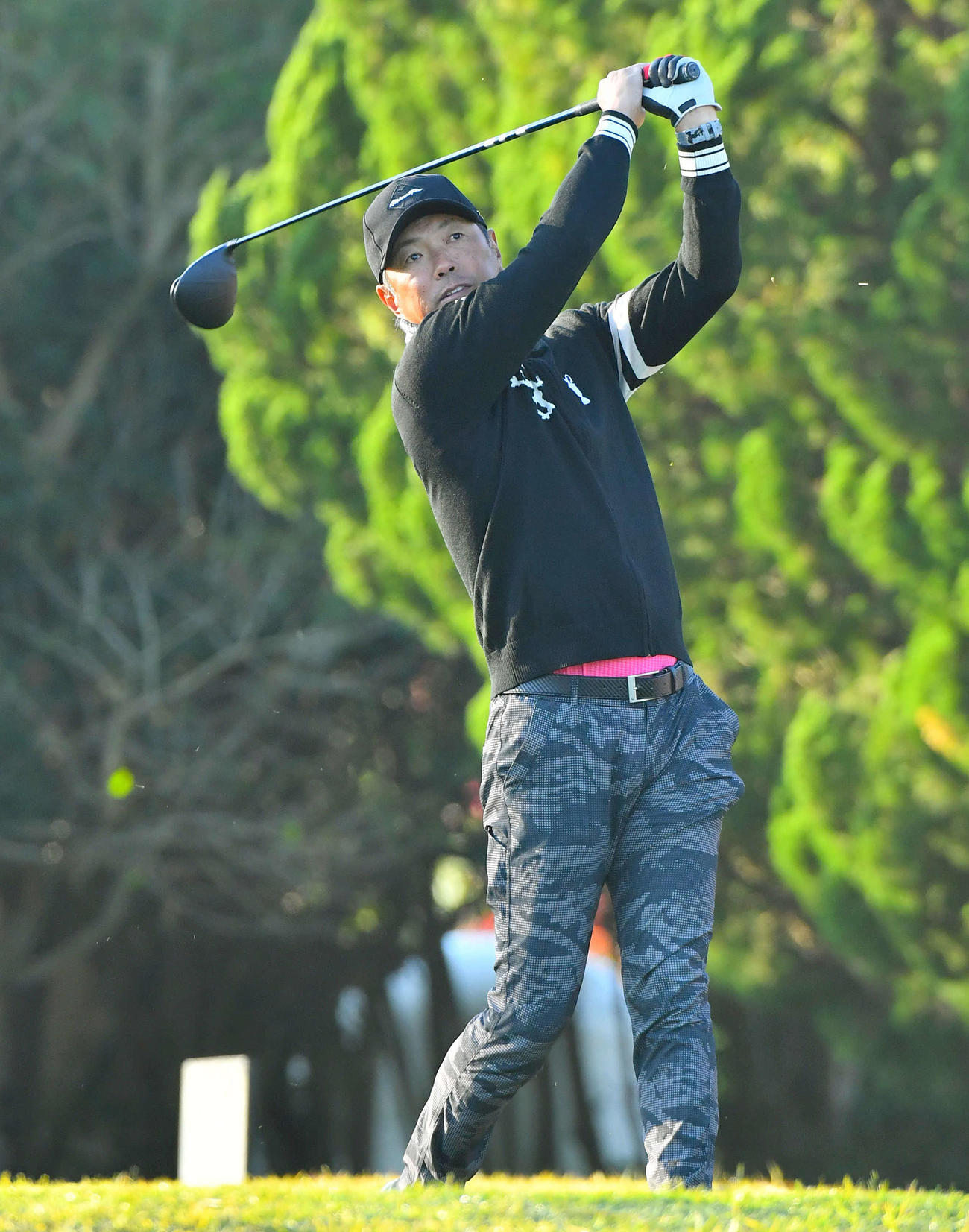 ティーショットを放つ小久保監督（撮影・岩下翔太）