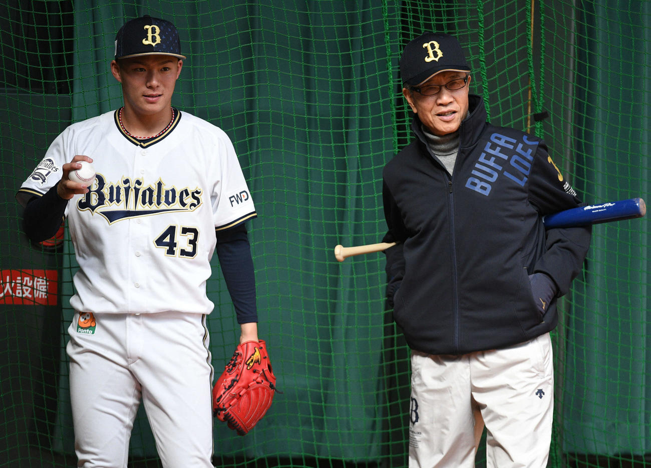 山田久志氏（右）からアドバイスを受けた山本（2019年2月1日撮影）