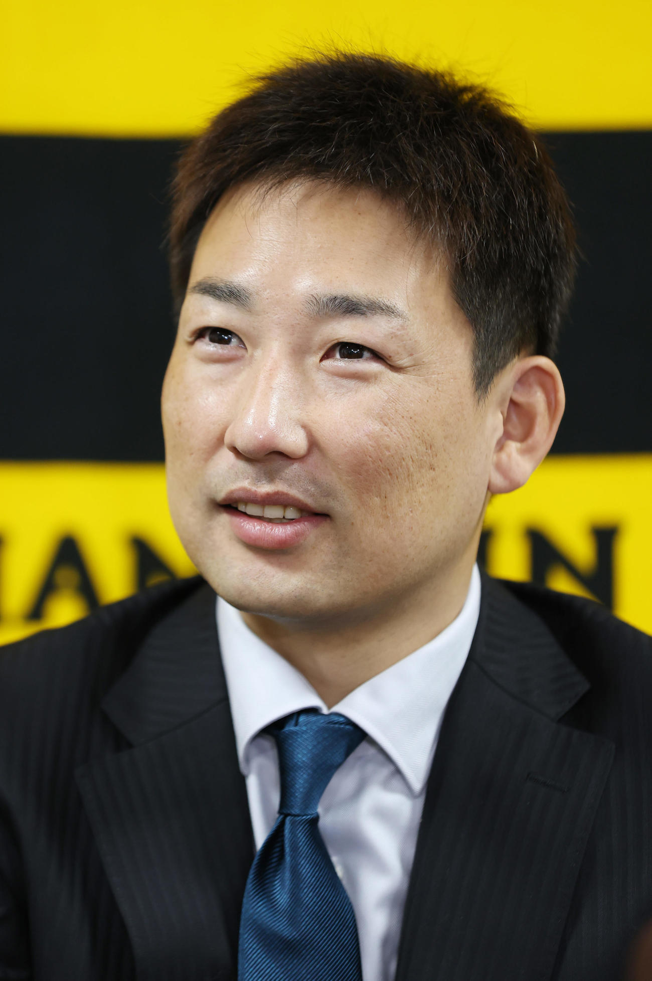 契約更改を終え会見に臨む阪神岩崎（撮影・前田充）