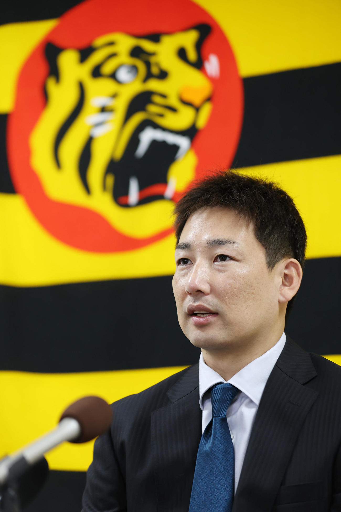 契約更改を終えた阪神岩崎は、2年連続タイトル奪取への抱負を語る（撮影・前田充）