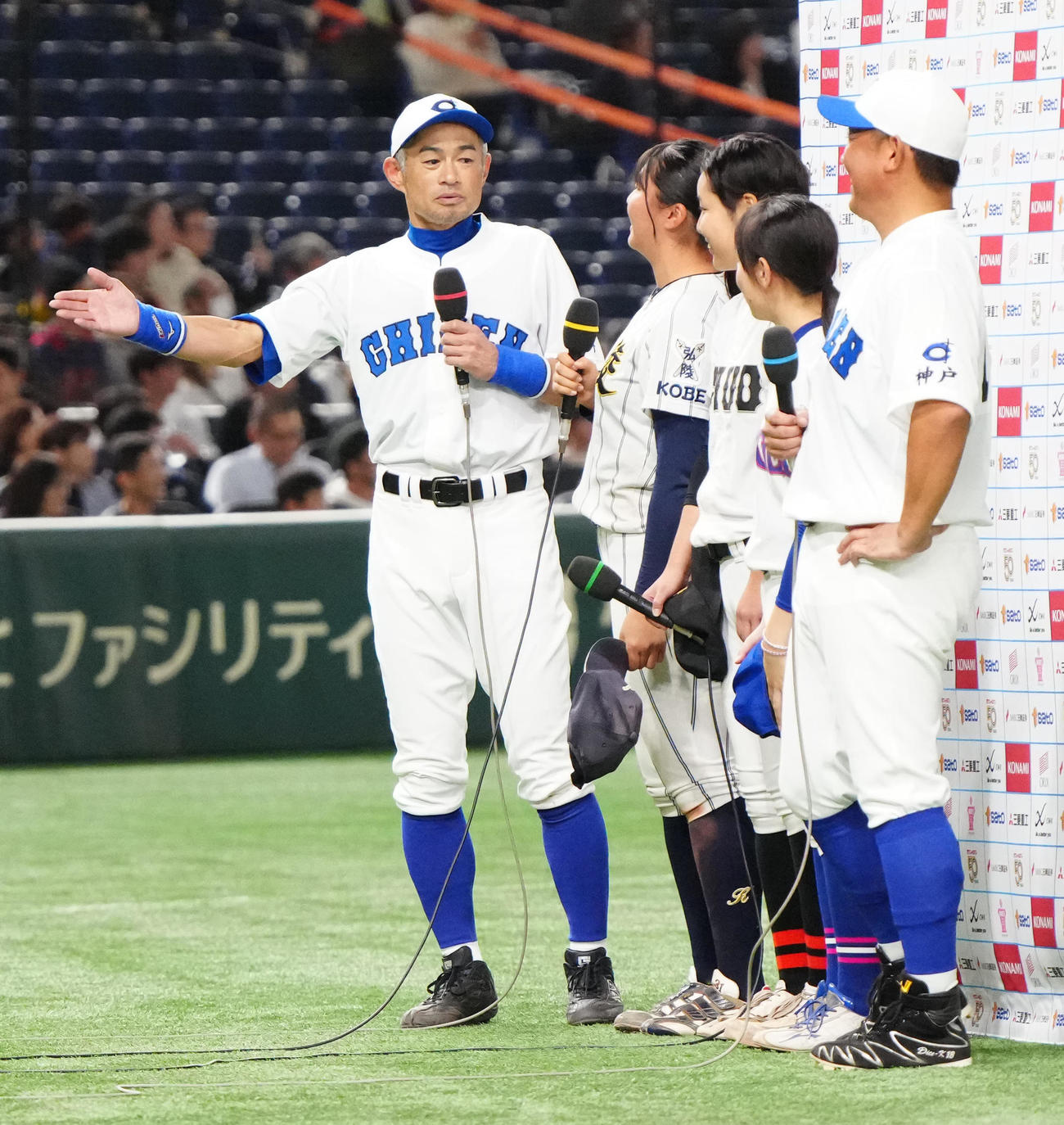 イチロー選抜対高校野球女子選抜　試合後、インタビューに応じるイチロー氏（左端）ら（撮影・江口和貴）