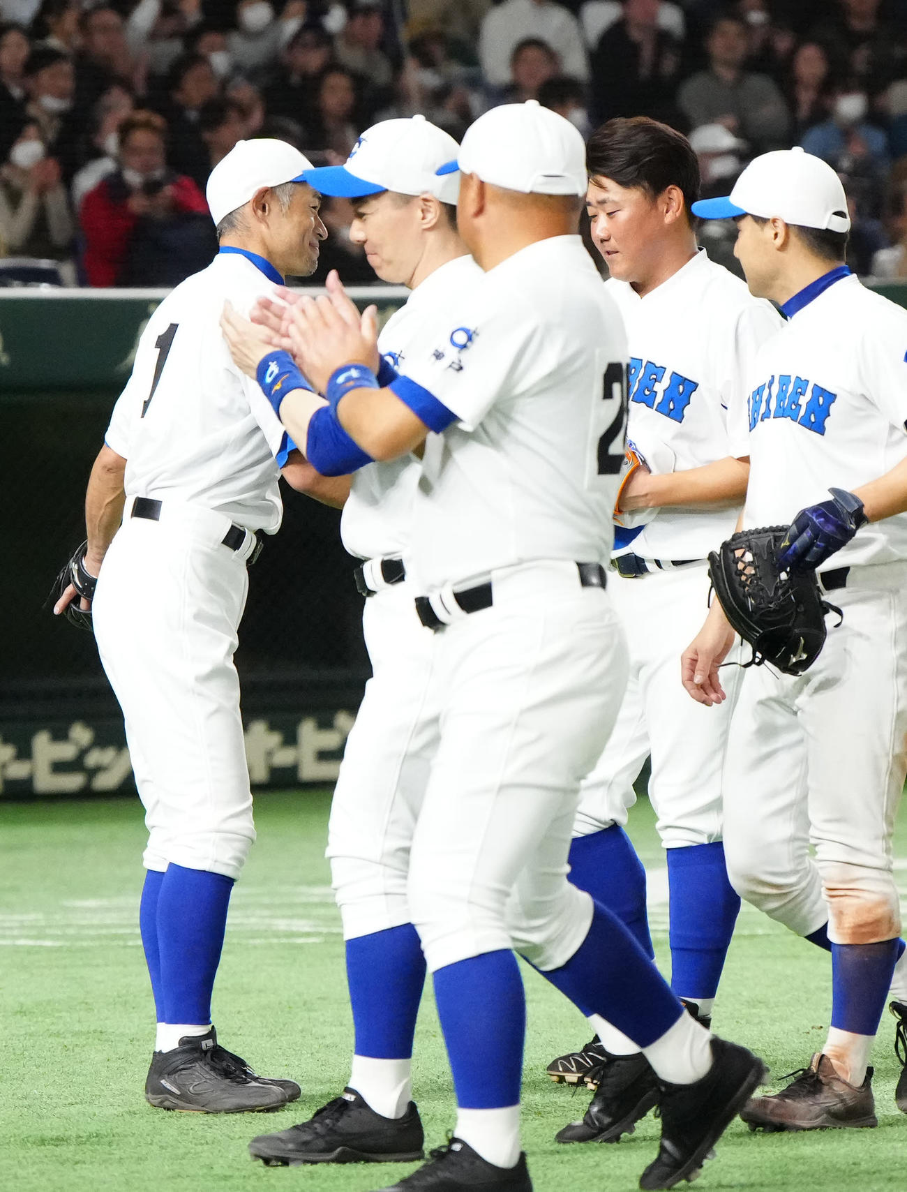 イチロー選抜対高校野球女子選抜　試合後、松坂氏（左から4人目）と握手を交わすイチロー氏（撮影・江口和貴）