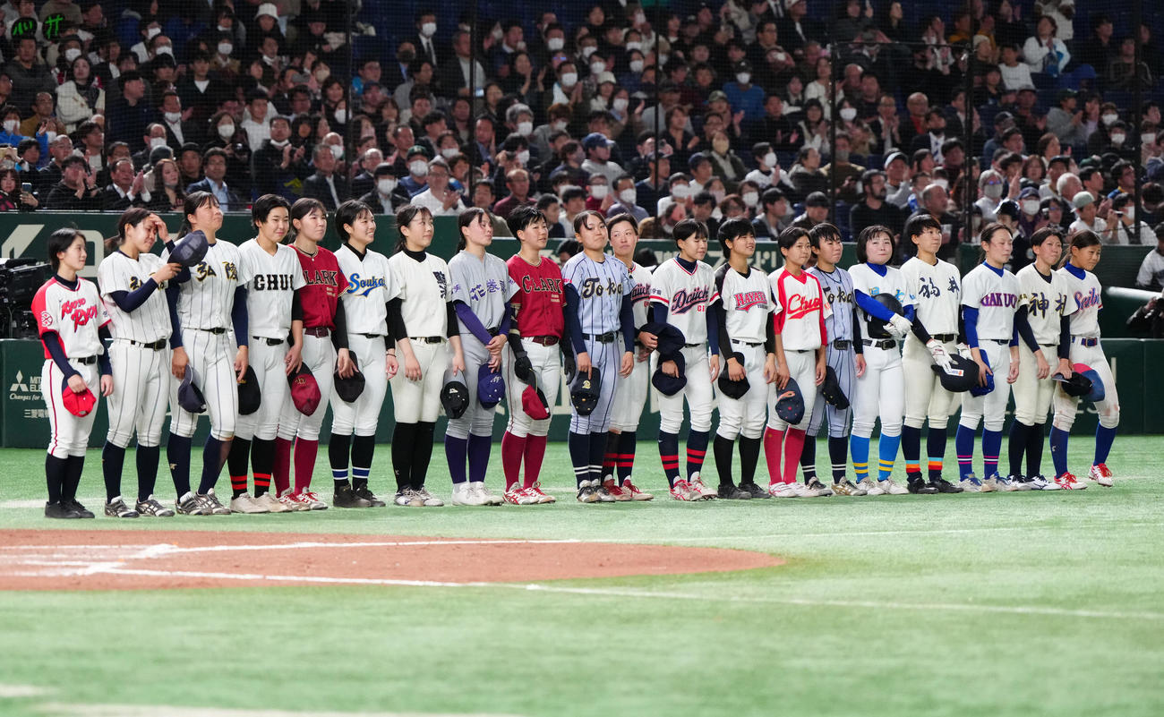 イチロー選抜対高校野球女子選抜　試合後、あいさつする高校野球女子選抜の選手たち（撮影・江口和貴）