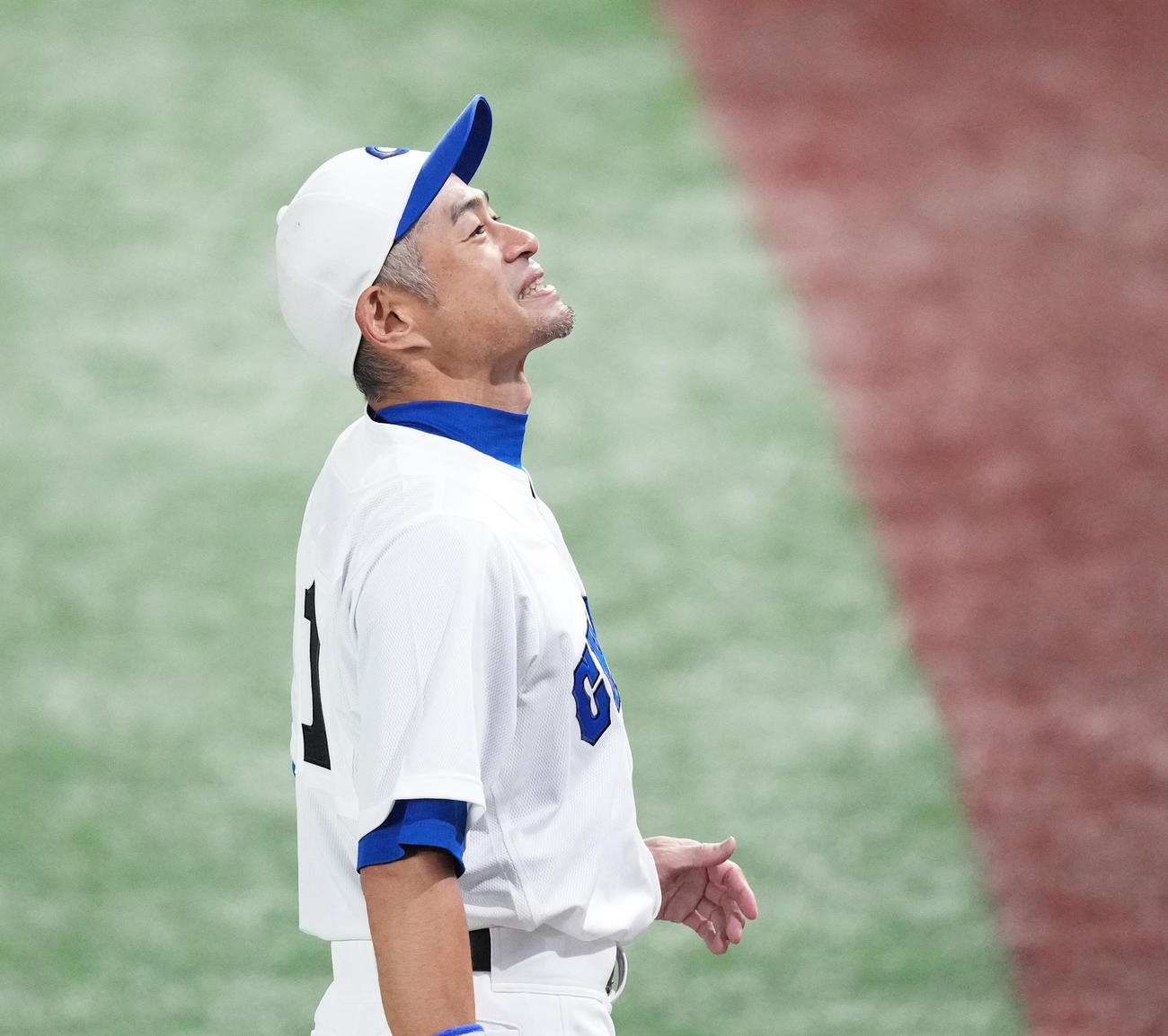 イチロー選抜対高校野球女子選抜　試合を終え、スタンドにあいさつするイチロー氏（撮影・菅敏）