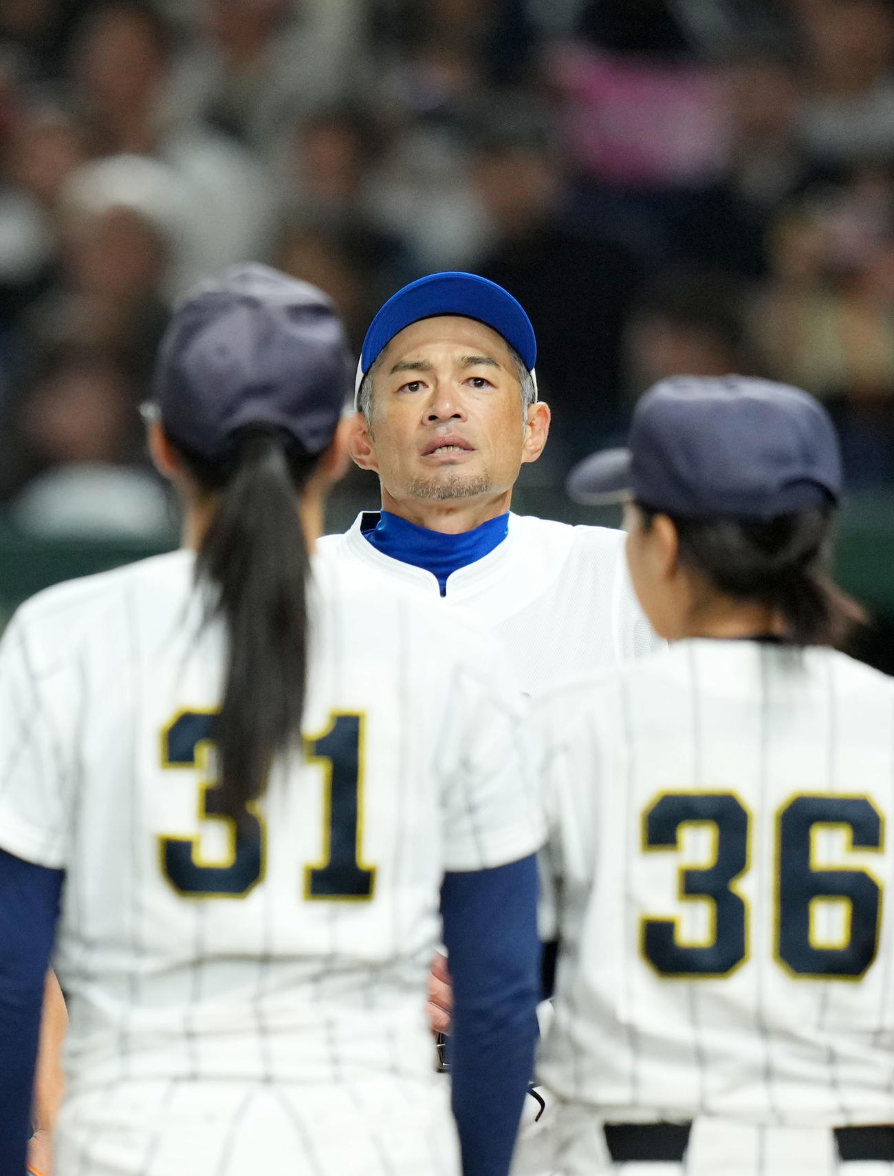 イチロー選抜対高校女子野球選抜　試合を終え整列するイチロー氏（撮影・横山健太）