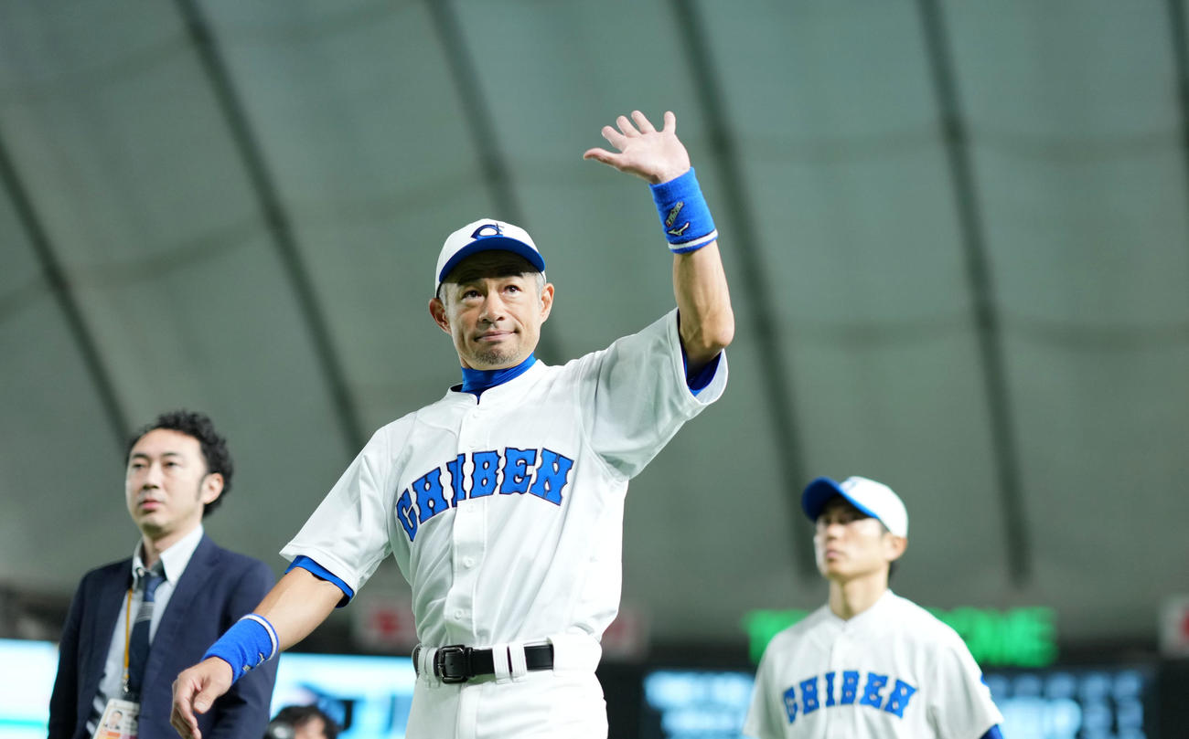 イチロー選抜対高校女子野球選抜　試合を終え、観客からの声援に応えグラウンドを後にするイチロー氏（撮影・横山健太）