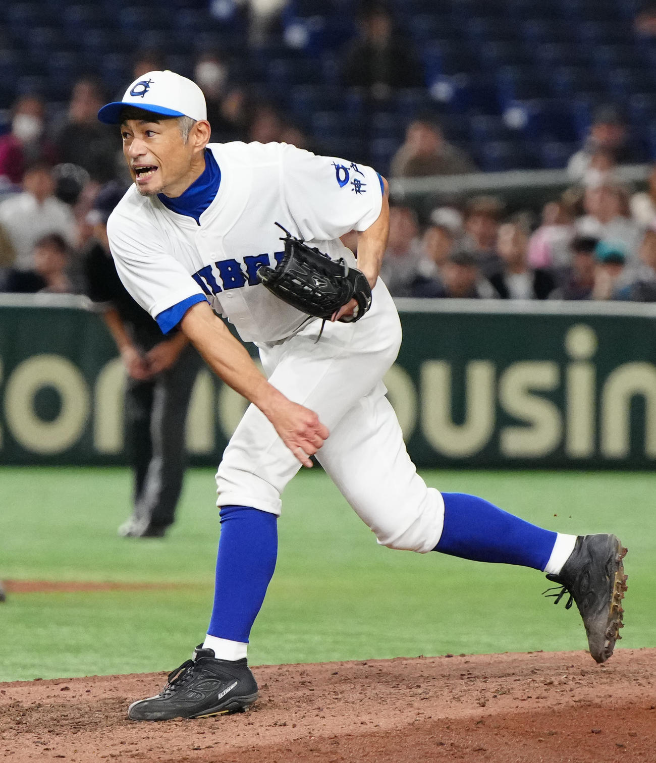 イチロー選抜対高校野球女子選抜　9回表、力投するイチロー氏（撮影・江口和貴）