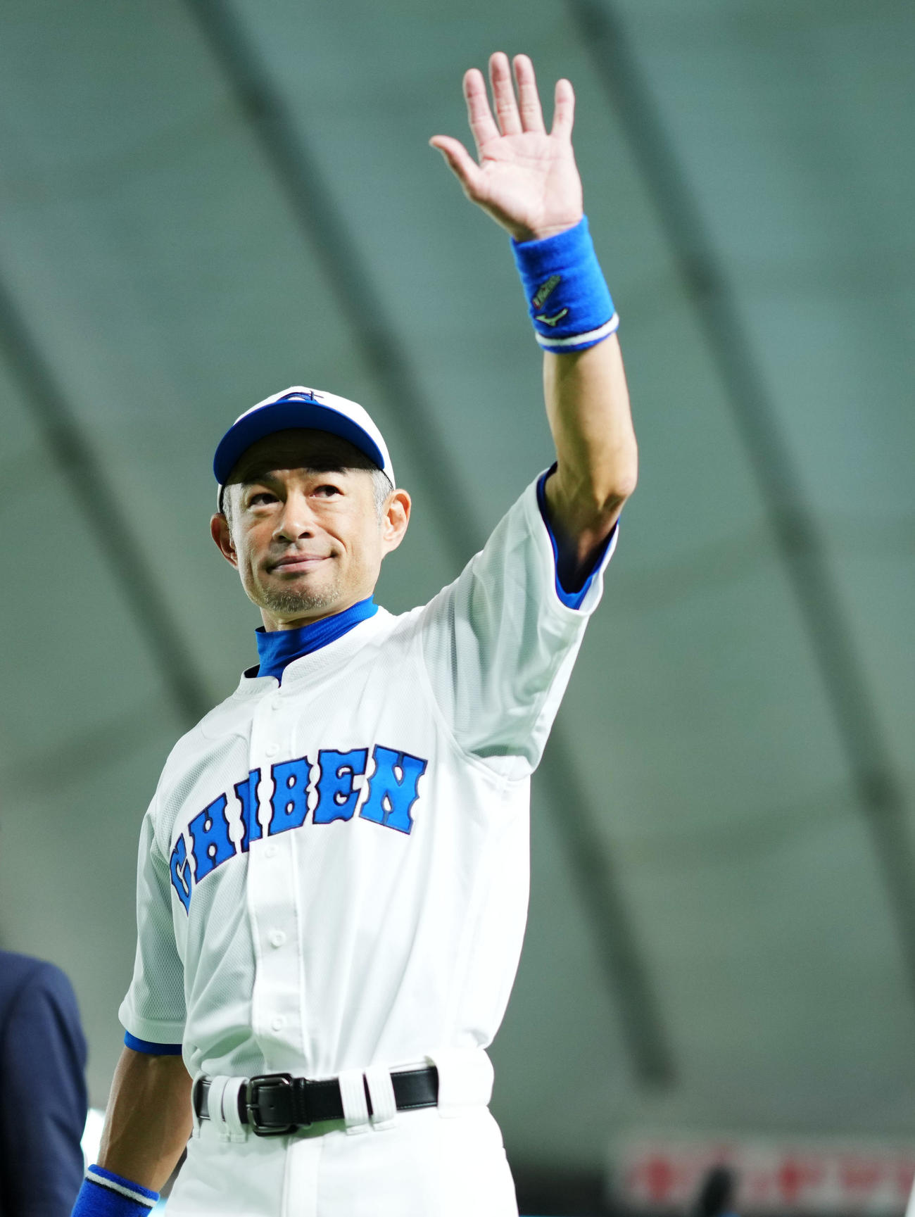 イチロー選抜対高校女子野球選抜　試合を終え、観客からの声援に応えグラウンドを後にするイチロー氏（撮影・横山健太）