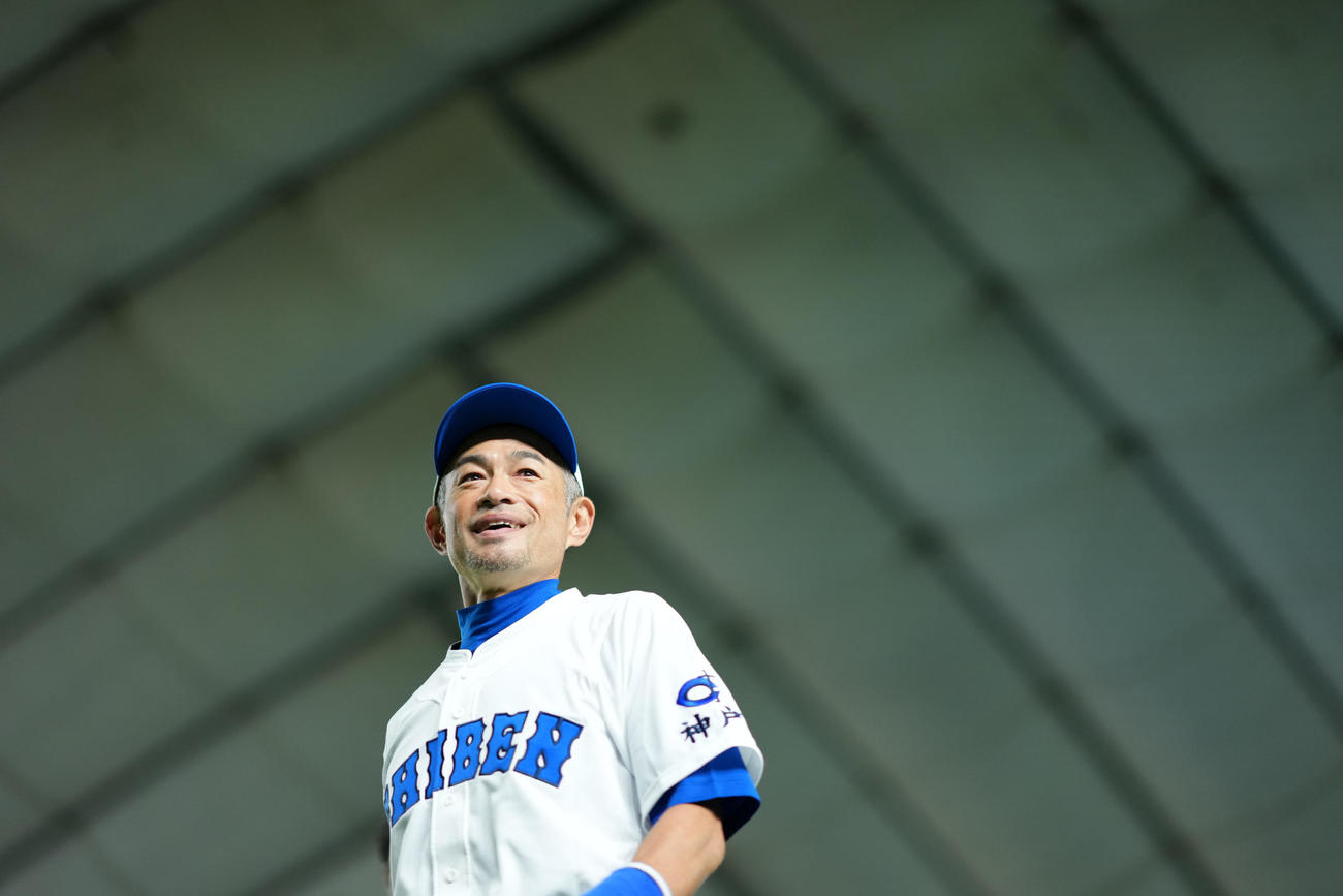 イチロー選抜対高校女子野球選抜　試合を終え、観客からの声援に応えグラウンドを後にするイチロー氏（撮影・横山健太）