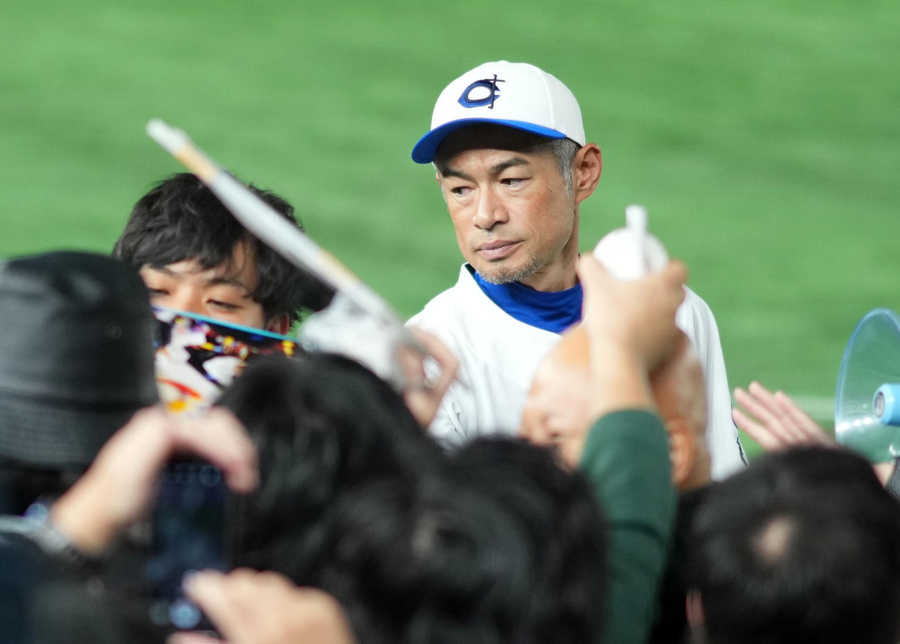 イチロー選抜対高校女子野球選抜　試合後、観客にサインをするイチロー氏（撮影・横山健太）