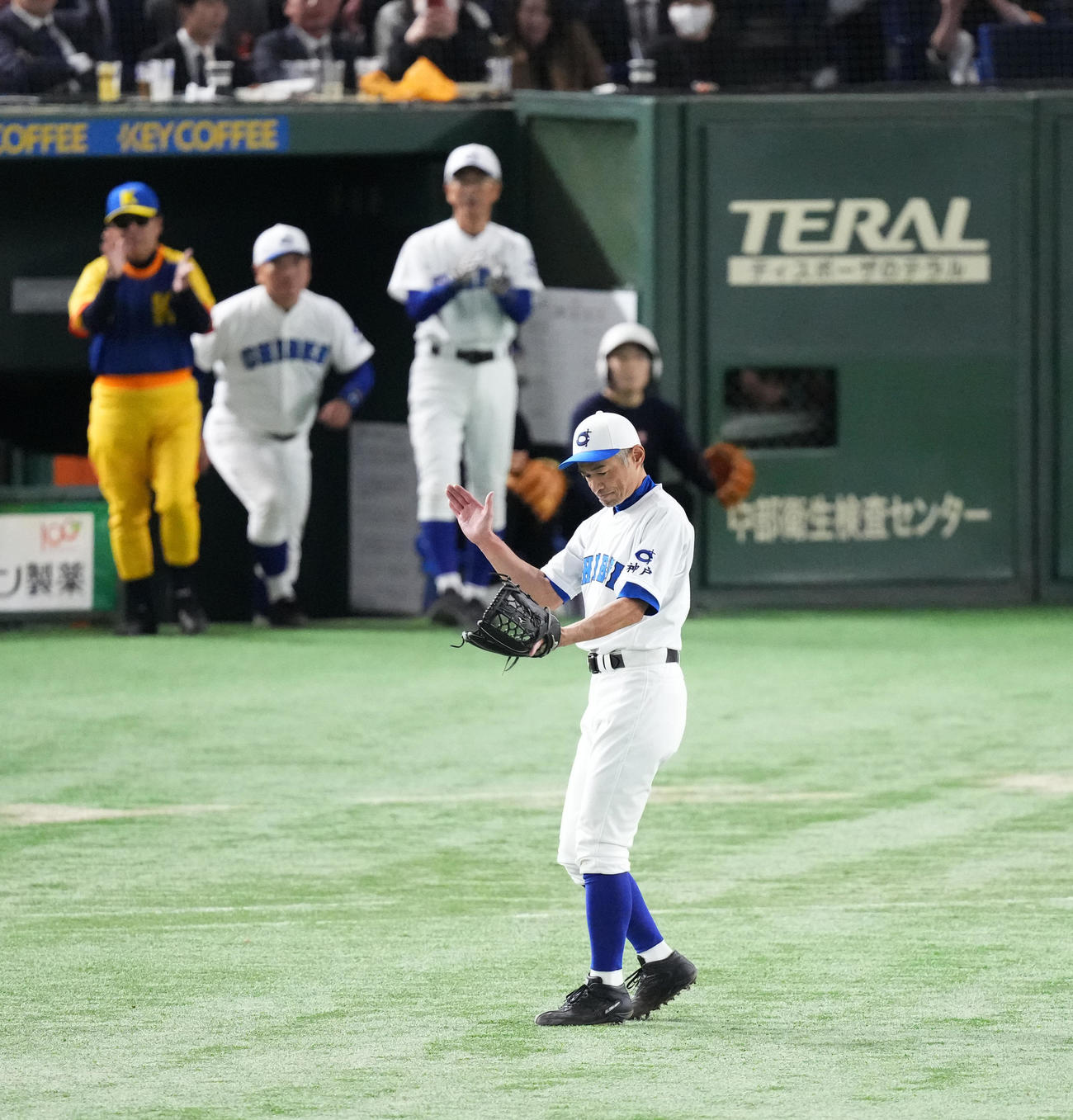 イチロー選抜対高校野球女子選抜　高校野球女子選抜に勝利し、喜ぶイチロー氏（撮影・菅敏）