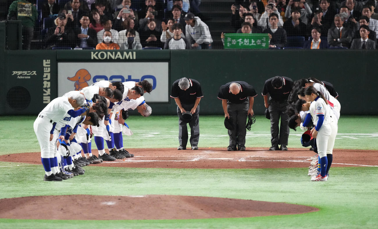 イチロー選抜対高校野球女子選抜　試合を終え、一礼する両チームの選手たち（撮影・菅敏）