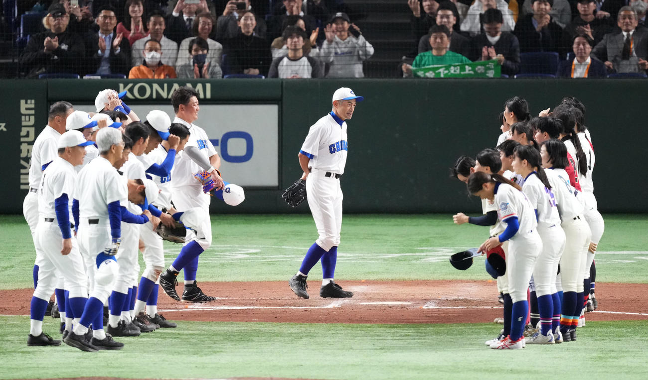 イチロー選抜対高校野球女子選抜　試合を終え、高校野球女子選抜の選手たちに話しかけるイチロー氏（中央）（撮影・菅敏）