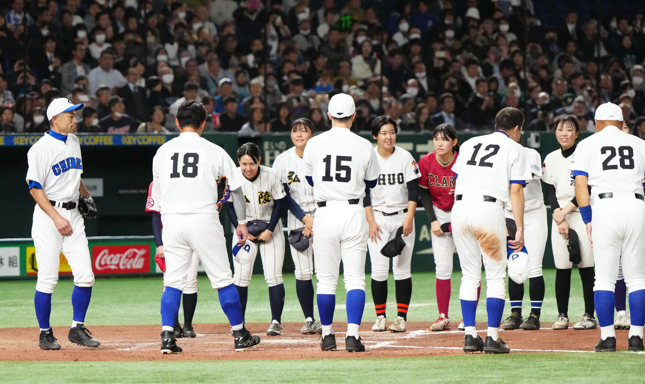イチロー選抜対高校野球女子選抜　試合後、整列し、引き揚げるイチロー氏（左端）（撮影・江口和貴）