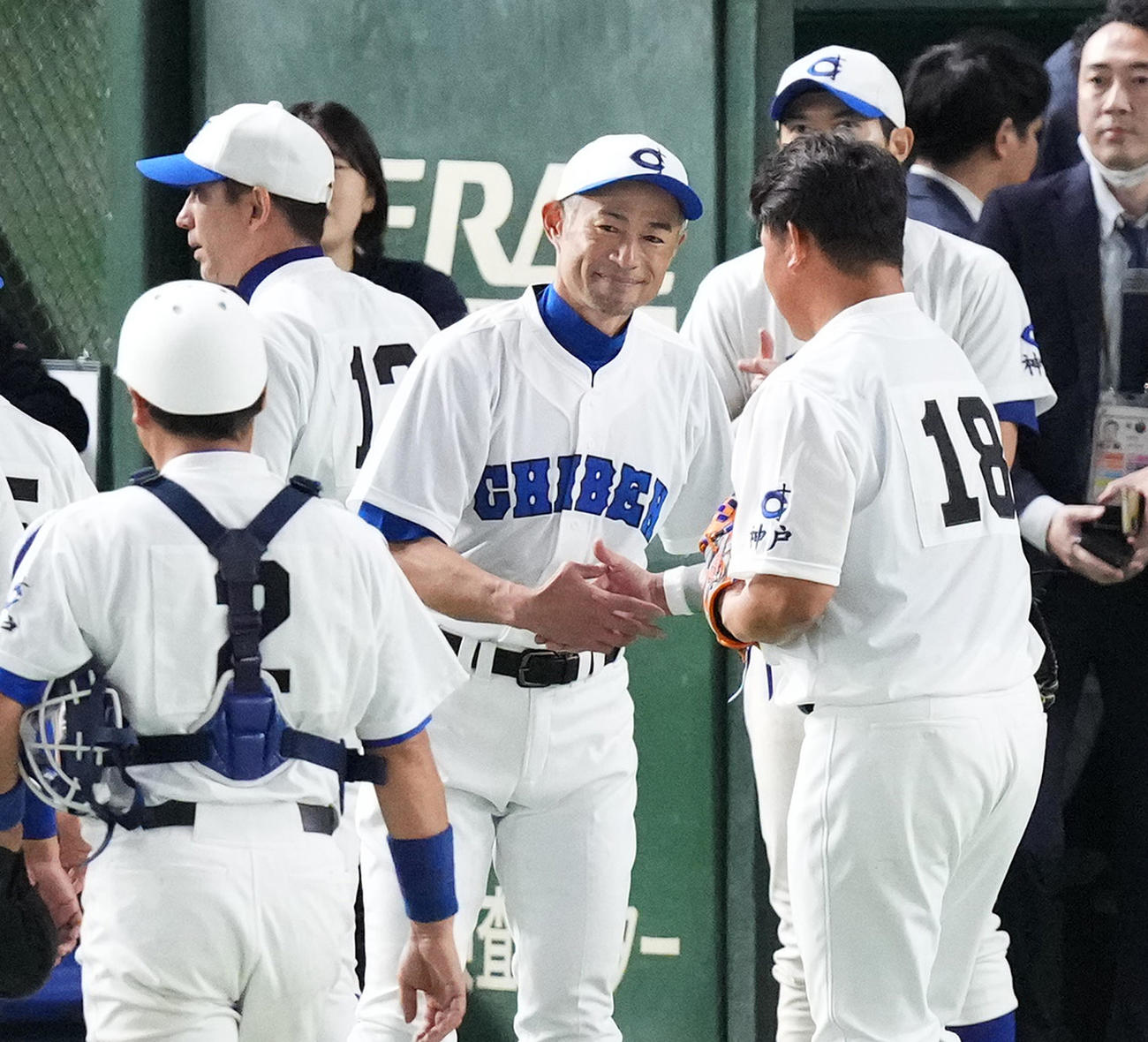 イチロー選抜対高校野球女子選抜　試合を終え、高校野球女子選抜に勝利し、松坂氏（右）に握手をするイチロー氏（中央）（撮影・菅敏）