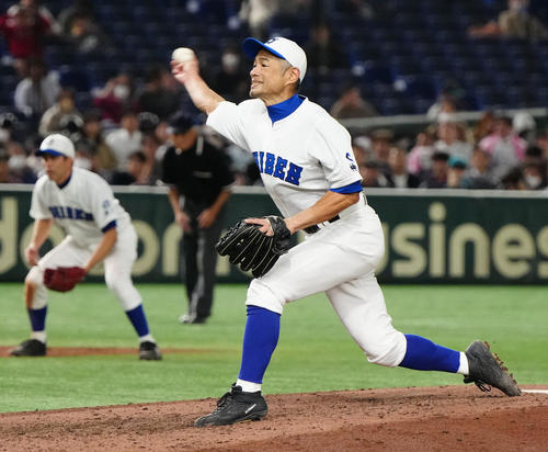 イチロー選抜対高校野球女子選抜 9回表、力投するイチロー氏(撮影・江口和貴)