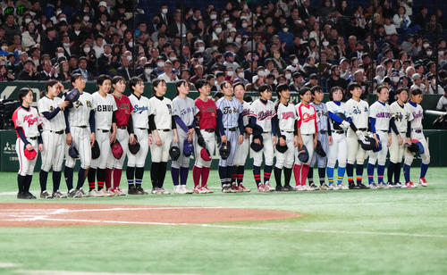 イチロー選抜対高校野球女子選抜 試合後、あいさつする高校野球女子選抜の選手たち(撮影・江口和貴)