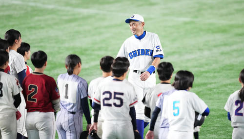 イチロー選抜対高校野球女子選抜 試合を終え高校野球女子選抜の選手たちに笑顔で話しかけるイチロー氏(中央)(撮影・菅敏)
