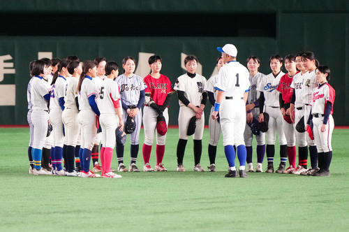 イチロー選抜対高校野球女子選抜 試合後、イチロー氏の話を聞く高校野球女子選抜の選手たち(撮影・江口和貴)