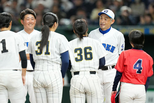 イチロー選抜対高校女子野球選抜 試合を終え高校女子野球選抜ナインと言葉を交わすイチロー氏(右から2人目)と松坂大輔氏(同5人目)(撮影・横山健太)