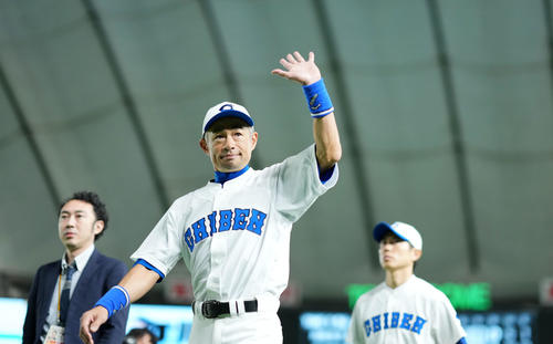 イチロー選抜対高校女子野球選抜 試合を終え、観客からの声援に応えグラウンドを後にするイチロー氏(撮影・横山健太)