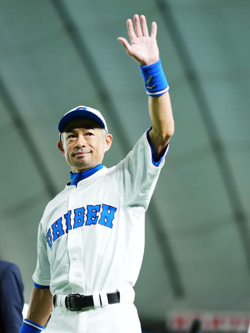イチロー選抜対高校女子野球選抜 試合を終え、観客からの声援に応えグラウンドを後にするイチロー氏(撮影・横山健太)