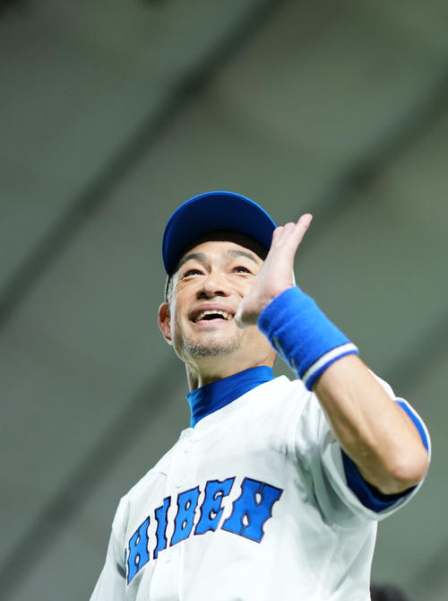 イチロー選抜対高校女子野球選抜 試合を終え、観客からの声援に応えグラウンドを後にするイチロー氏(撮影・横山健太)