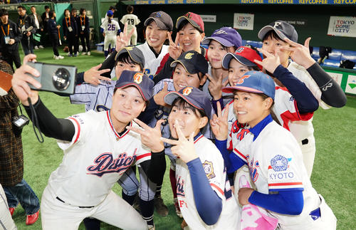イチロー選抜対高校女子野球選抜 試合後、笑顔で自撮りをする高校女子野球選抜ナイン(撮影・横山健太)