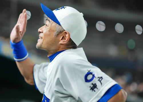 イチロー選抜対高校女子野球選抜 試合を終え、観客からの声援に応えグラウンドを後にするイチロー氏(撮影・横山健太)