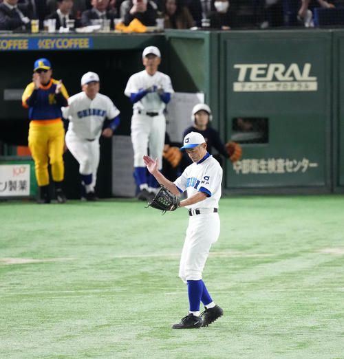 イチロー選抜対高校野球女子選抜 高校野球女子選抜に勝利し、喜ぶイチロー氏(撮影・菅敏)