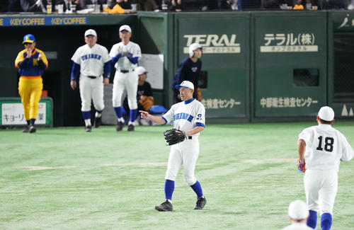 イチロー選抜対高校野球女子選抜 高校野球女子選抜に勝利し喜ぶイチロー氏。手前右は松坂氏(撮影・菅敏)